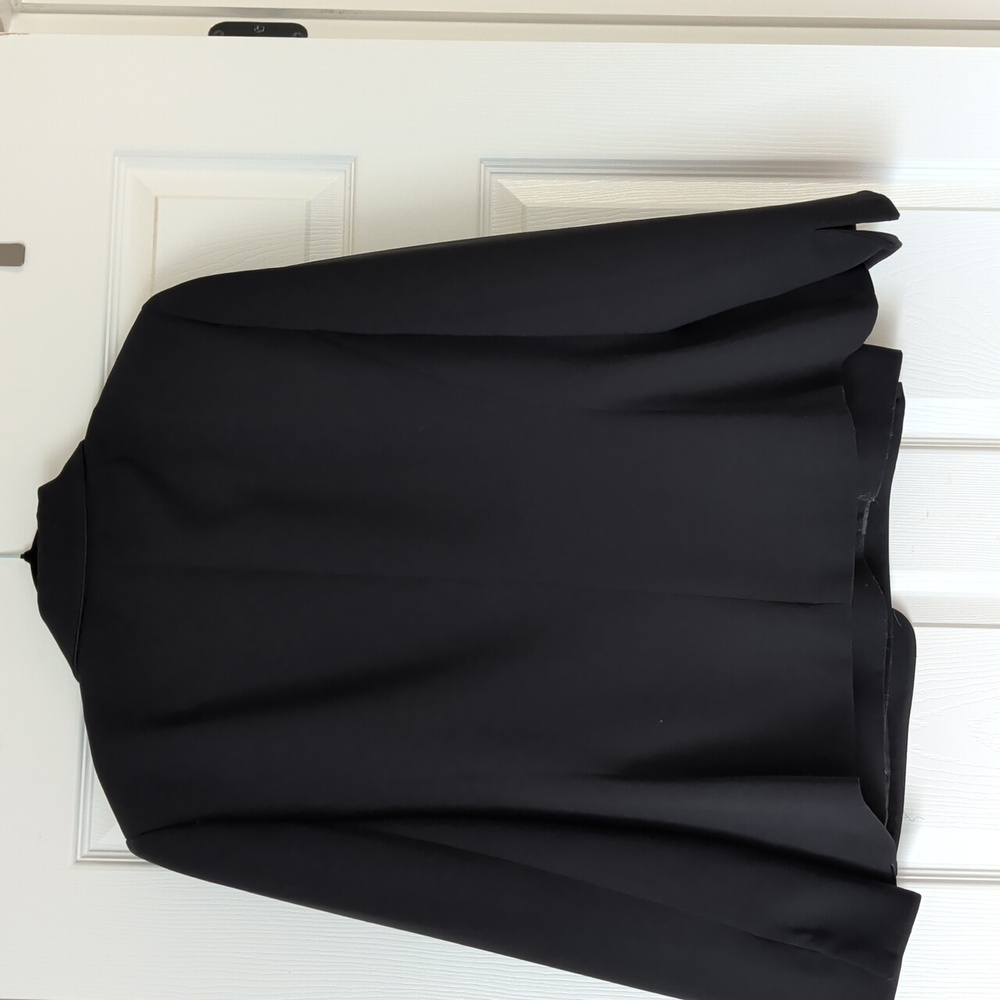 Suit studio Black Skirt Suit. - Picture 5 of 5